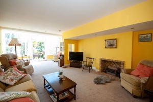 Lounge- click for photo gallery